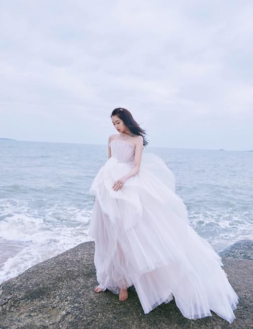 关晓彤海边光脚丫子拍写真,镜头放大5倍,这形状原谅我第一次见