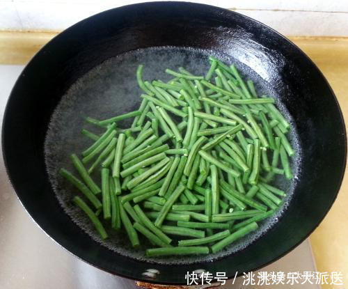 五花肉|豆角炒肉，肉片先下锅就错了，难怪难吃不入味，大厨这样做才对