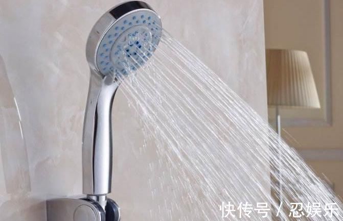小苏打|淋浴喷头出水小?教3个步骤轻松解决,跟新买的一样