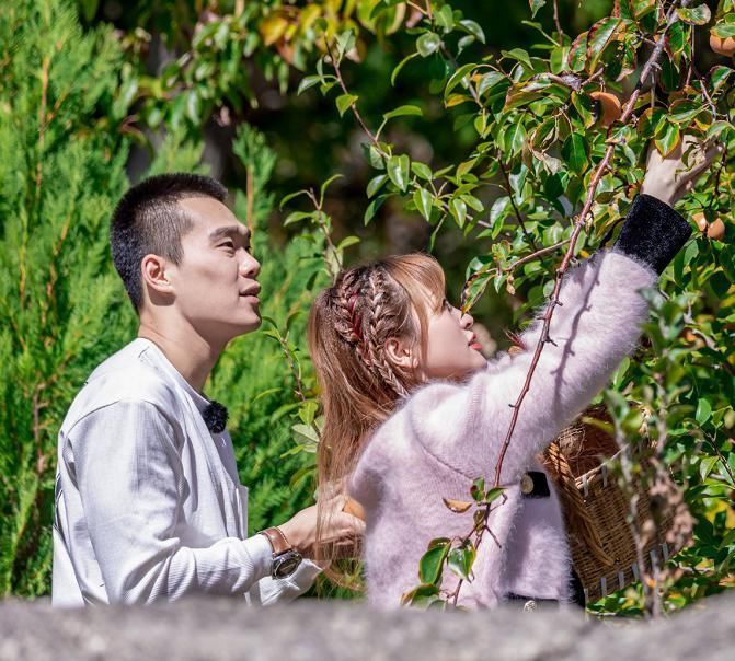 表情|金莎与耿斯汉再约会，但她爸爸的表情有深意：是我本人没错了！