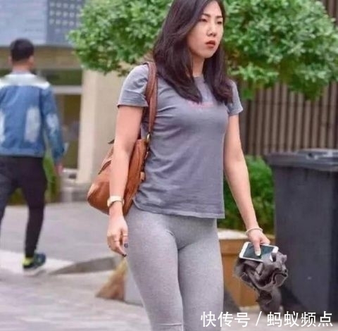 匀称|街拍:匀称身材的小姐姐,搭配打底裤,很有时尚街头感!
