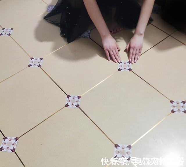 瓷砖|建议大家：别再凿地板铺瓷砖了，瞧瞧这家人这样弄，整洁又美观