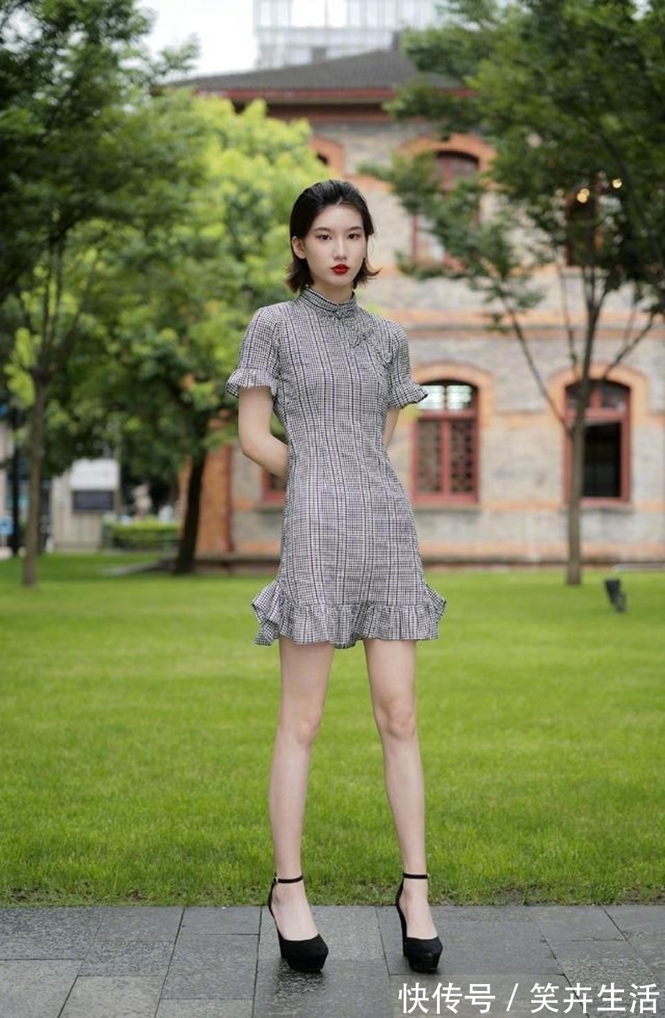 桔色|路人街拍,桔色的休闲衫搭配浅色瑜伽裤,简约又不失气质