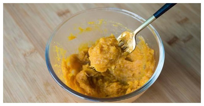 红薯最好吃又简单的做法，打入2个鸡蛋，不用加水，出锅金黄诱人