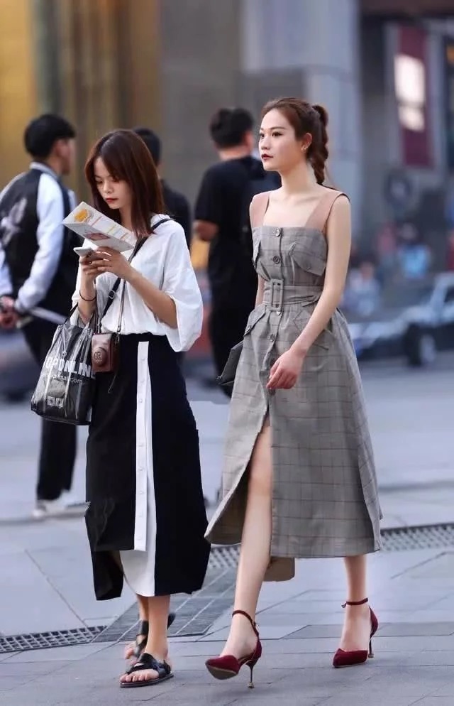 街拍:小姐姐身穿无袖连衣裙,简约的版型,十分的气质