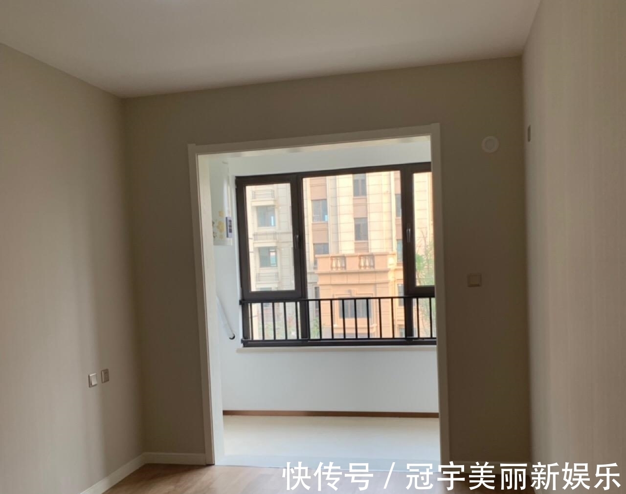 主卧|等了两年精装房终于交付,装修还不错,有阳台的房间给儿子住!