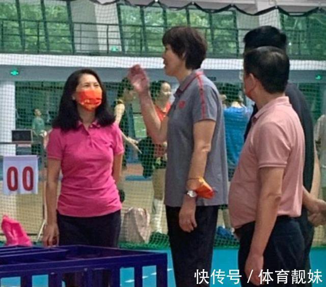 教练|郎平重新当教练!女排主帅现场指导球员,身穿中国字样体恤引关注