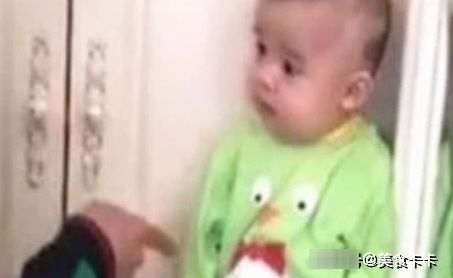 爸爸|宝宝犯错打坏瓶子却不承认,爸爸就罚他去站着,宝宝太可爱了