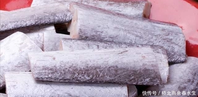 煎带鱼，用淀粉还是面粉？教你这方法，带鱼金黄诱人，外酥里嫩