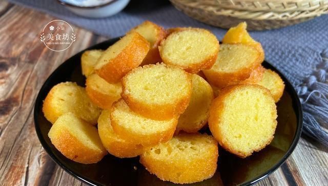 玉米面新吃法,加2个鸡蛋,不蒸不烤,简单一做,出锅瞬间被抢光