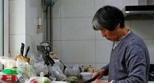 隔辈亲|奶奶坚持那样给孩子吃饭,终把孩子喂“残了”,医生怒斥太无知