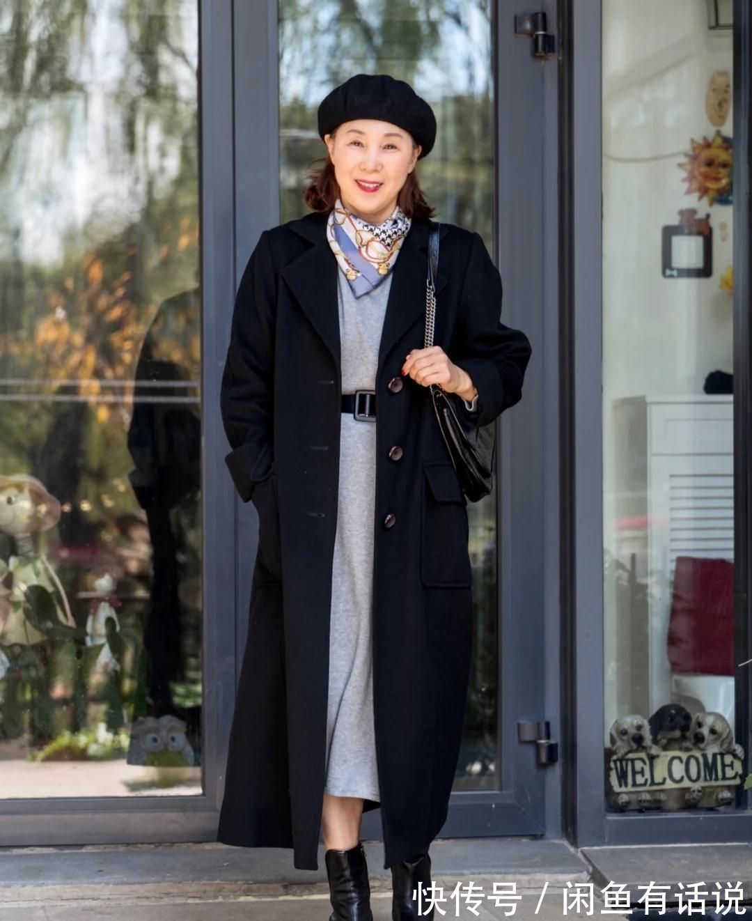 高级 有“烟火气”的黑色大衣穿搭,优雅又高级,普通中年人穿也体面