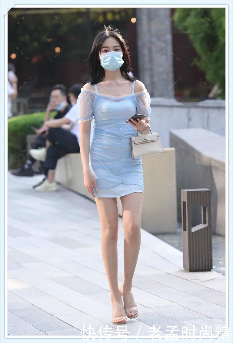 知性|街拍薄纱一字肩短裙搭配高跟鞋,穿出知性迷人的气质