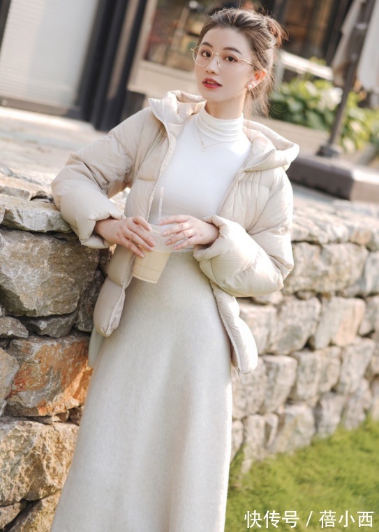小白鞋|奔三奔四的女人别穿得太薄,试试这些羽绒服混搭,轻松美出新高度