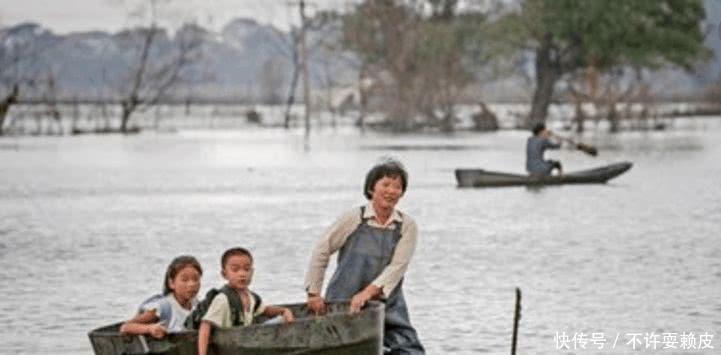 秀才带儿子游泳,出上联少水沙即现。儿子随口对出两个千古绝对!