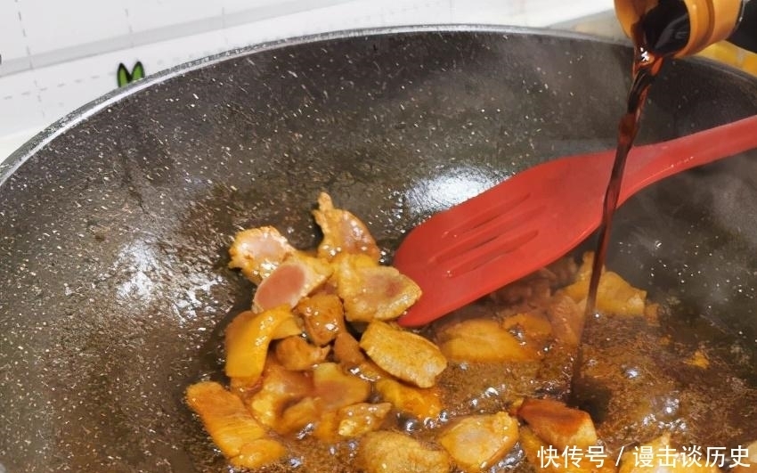  百菜不如白菜，热腾腾地炖一锅，营养又好吃，用汤汁拌饭都是美味