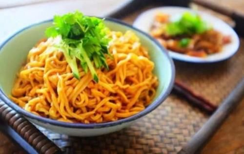 喜欢吃芝麻酱的，就会来一碗面条开开胃，能来碗好吃不胖又管饱的美食才是王道，每当不想吃晚饭的时候