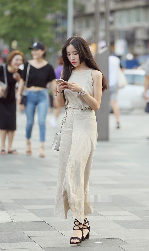 街拍:白T恤搭配牛仔半身裙,彰显出小美女清爽休闲的身姿