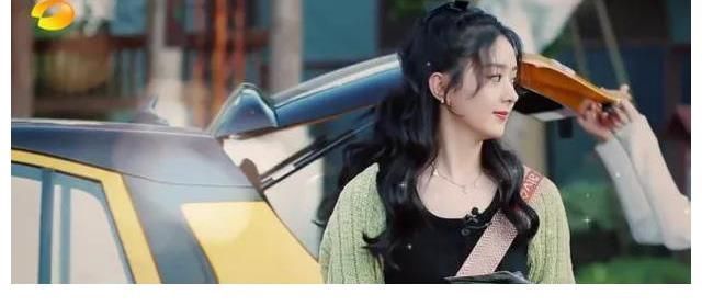 |赵丽颖在中餐厅做客时,与黄晓明吵架的场面搞笑