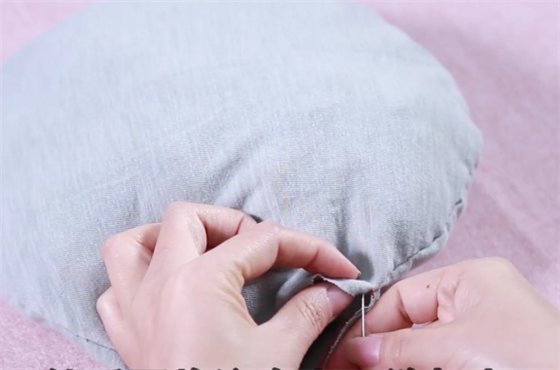 衣服|把锅盖放在旧衣服上缝一缝，一年省下不少钱，全家人抢着用