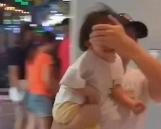 “狂奔爸爸”走红,捂着女儿眼睛逛商场,网友:后悔没早看到