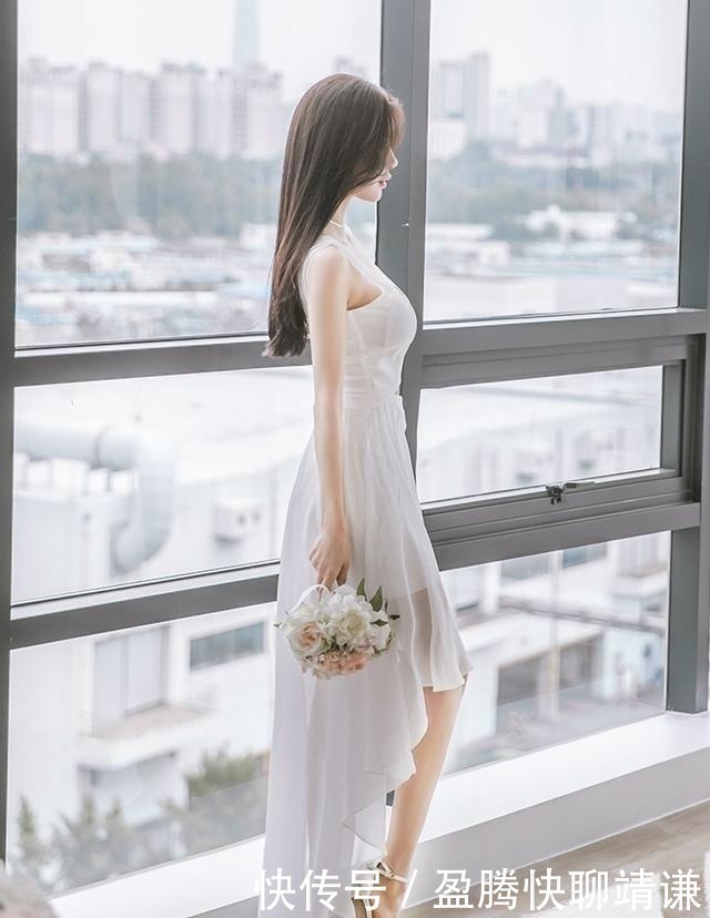 身姿 小姐姐爱穿薄纱连衣裙，凸显傲人曲线身姿，散发成熟性感韵味