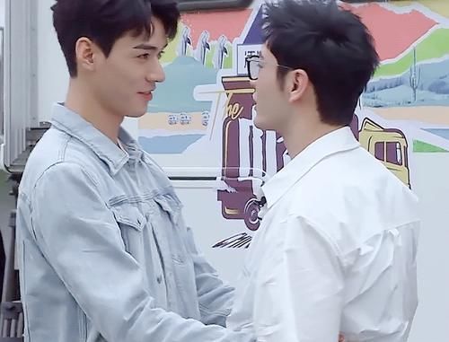 同樣穿花襯衫,黃曉明對檀健次龔俊評價褒貶不一,不紅就是悲哀