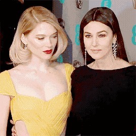 |搞笑GIF趣图:妹子你热我理解,但这个风扇有点小,吹的不够全面