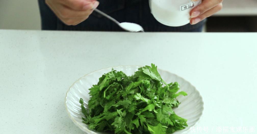 芹菜叶炒鸡蛋|眼睛疲劳多吃它,很多人都扔了,隔几天吃1次,眼睛明亮多了