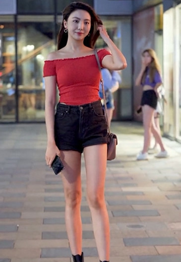 心动|街拍一字肩的T恤衫,更显妹子的傲人凸出,心动的感觉