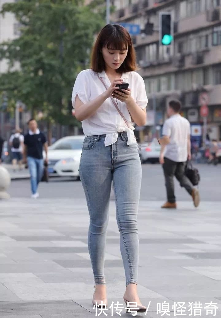 街拍美女:小姐姐紧身牛仔裤配白衬衫,增添一抹动人的靓丽