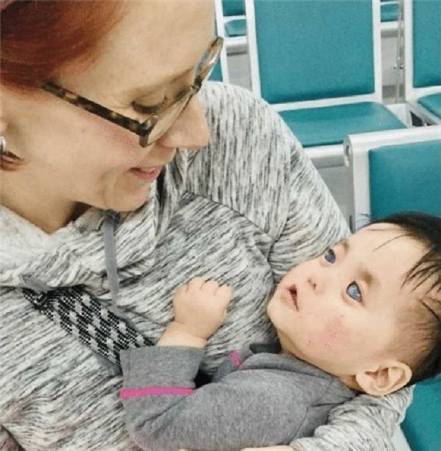 女孩|中国“蓝眼睛”女孩,出生后被抛弃,被美国夫妇领养后,如今怎样