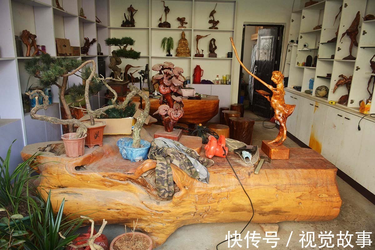 精雕!山村村民把枯树根捡回家,精雕细刻仔细打磨,万元不卖