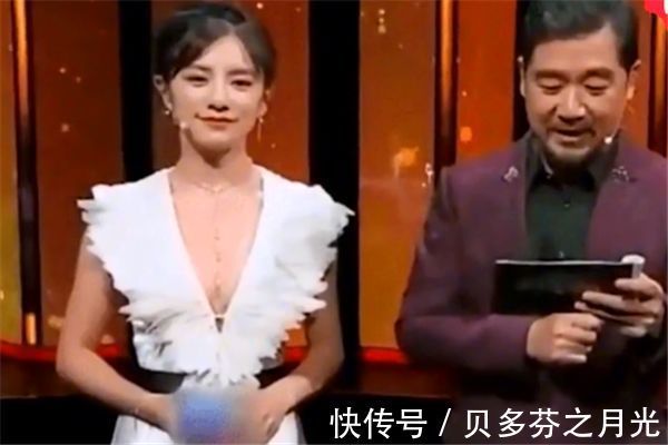 中国新歌声|主持人穿衣失误少穿了一件衣服，张国立全程目不斜视