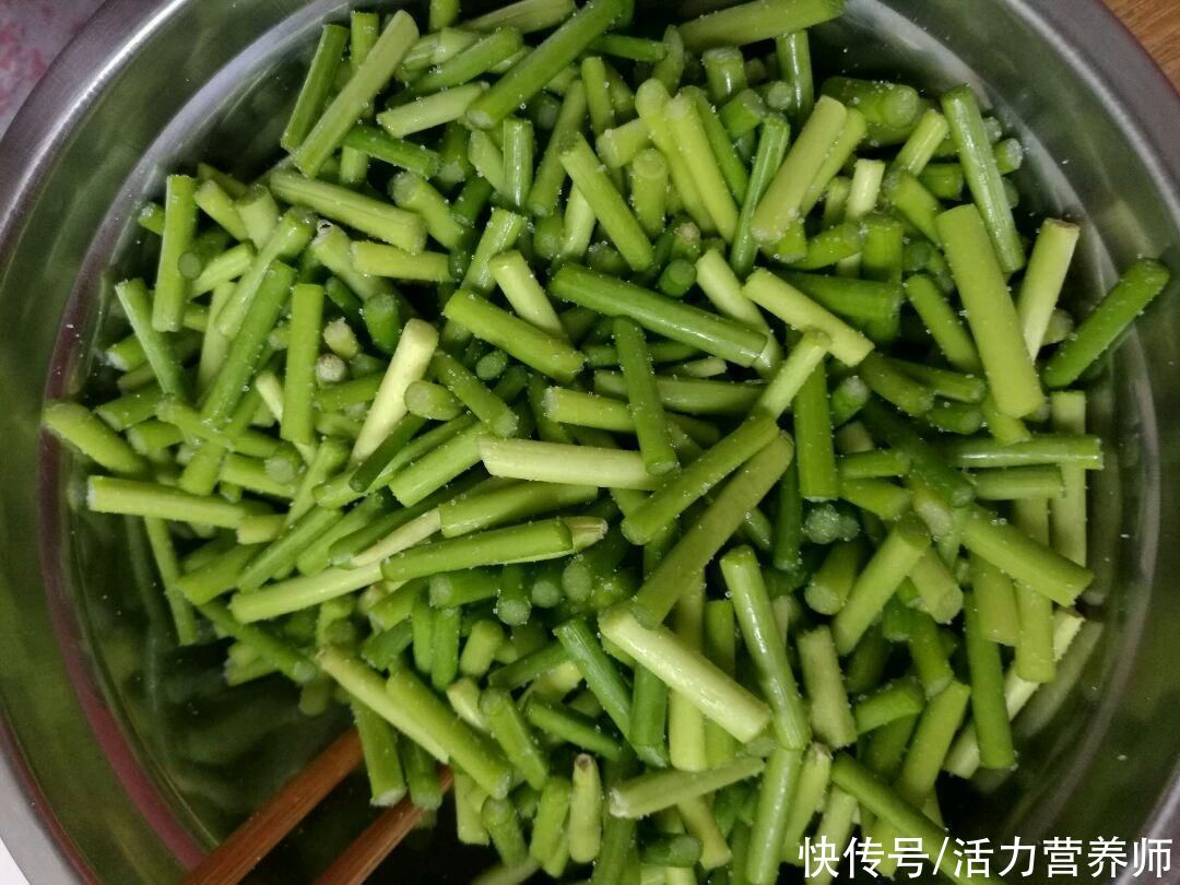 爱吃蒜苔的人，“绿头”和“红头”要分清楚，不懂就买会吃大亏