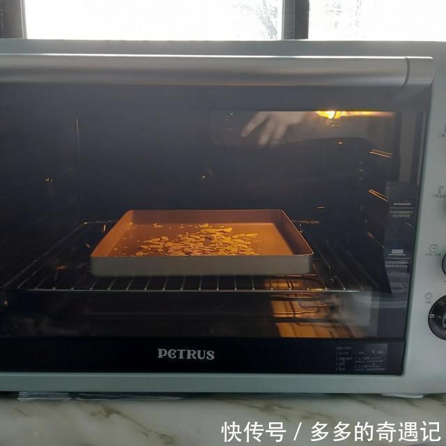 玉米淀粉|爆浆椰浆芝士奶盖蛋糕,切开一小口,竟然还是爆浆效果