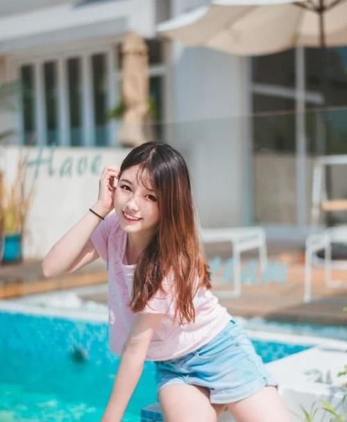 紧身牛仔裤|可爱白嫩的小仙女，身穿紧身牛仔裤，实在是太清新可人啦！