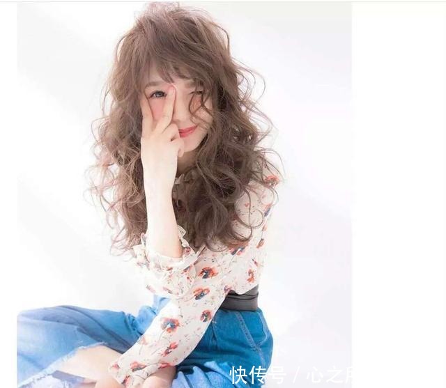保湿|烫了小卷发型，用弹力素还是泡沫发蜡好一个塑形好一个保湿好