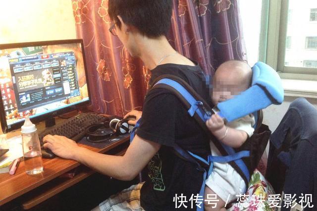爸爸|又有一位爸爸带娃火了,做饭带娃两不误,网友:别给孩子当菜炒了