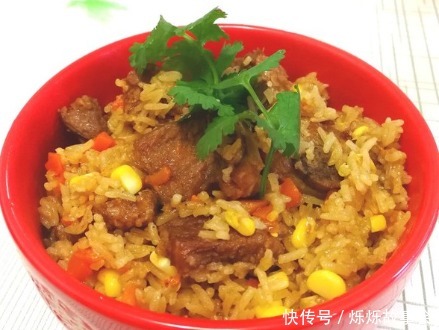 排骨焖饭，直接把排骨连带汤汁倒入米中焖熟