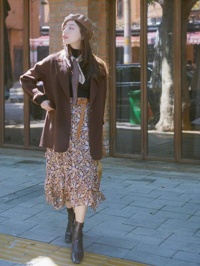 穿搭|秋季,西服怎么穿才好看?搭配上黑色针织衫和半身裙,高级又时髦