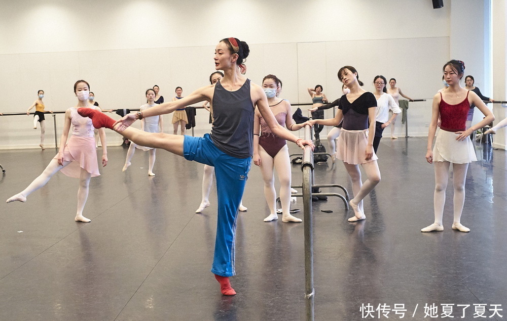 城事普及美育,上芭举行牛年首场芭蕾大师公开课
