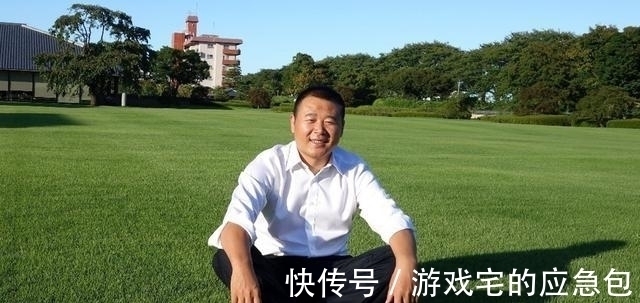 中华诗词&他的行书“玩”出了新境界,颜体笔意,兼收“烧鸡体”神韵,别致