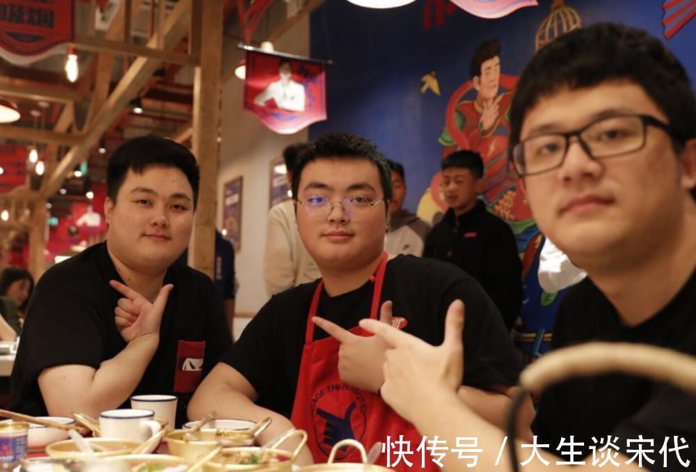 天霸奪冠陳赫請吃大餐,現(xiàn)場合影照曝光,陳赫站的位置有點尷尬!