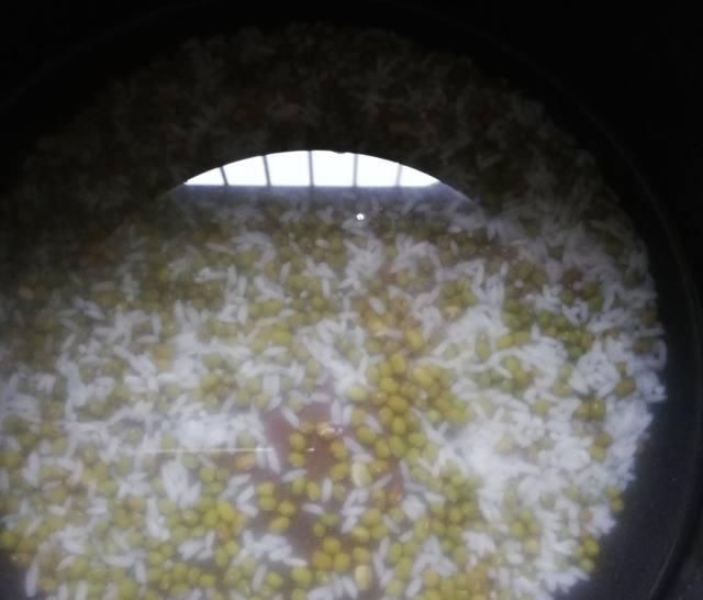 加了绿豆的糯米粥,糯糯香香的,很适合宝宝吃哦