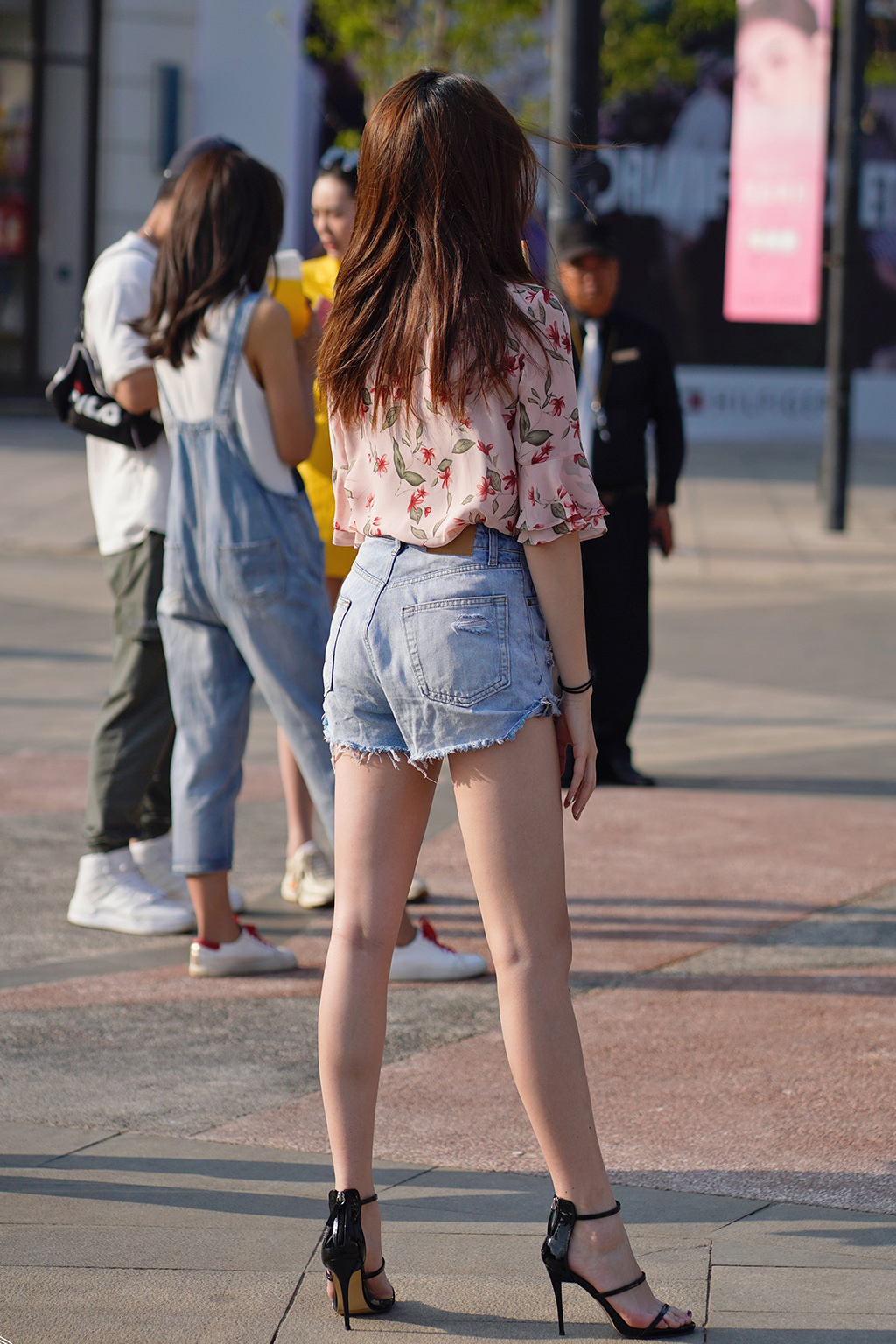 美的|街拍美女:牛仔热裤配中袖雪纺衫,穿出了清凉休闲的风格,减龄美丽又显高挑