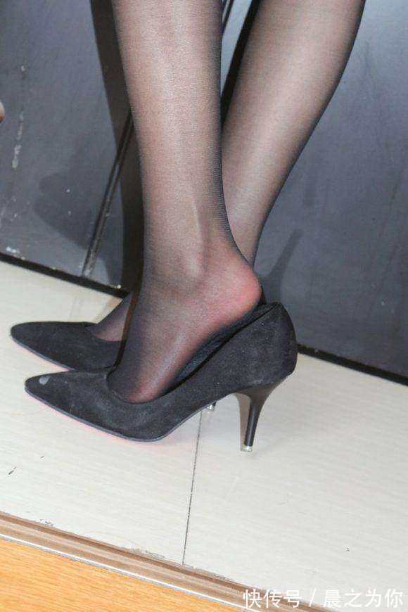 裸色 美脚丫遇上迷人黑丝袜,搭配高跟鞋靓丽女神打扮