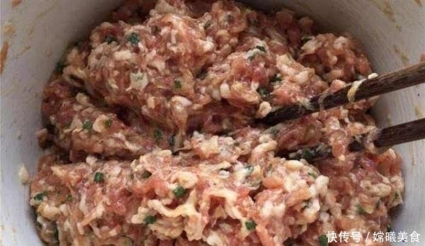 过年|过年包肉饺子,不要忘记加这一步,不然做出来肉老汁少不好吃!
