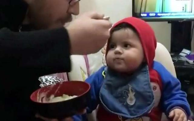 辅食|爸爸喂儿子吃辅食，全喂到他自己嘴里，宝宝懵了：这是亲爸吗？