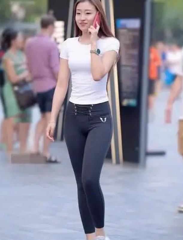 紧身裤 气质魅力美女,身穿蓝色牛仔裤,演绎出美丽的腿线